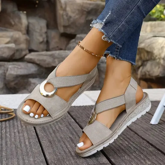 Mode été femme : sandales peep-toe élégantes, confortables et légères. Une boucle assure le maintien chic.