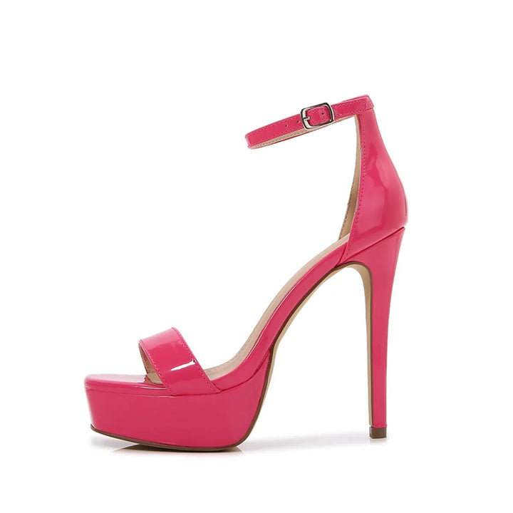 Chaussures femmes tendance été. Plateforme, talons hauts, bride cheville chic. Élégantes pour soirées et fêtes mémorables.