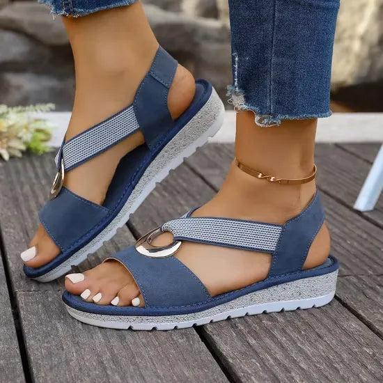 Sandales femme peep-toe, idéales pour l'été. Confort, style chic et décontracté combinés.