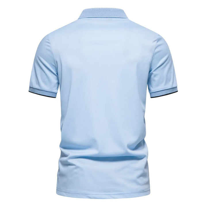 Polo moderne pour homme à rayures verticales fines. Look décontracté et mode masculine printemps-été.