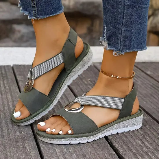 Sandales estivales femme, design peep-toe chic. Confortables et légères, elles complètent votre look mode décontracté.