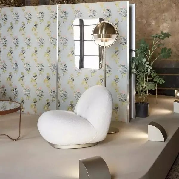 Éclairage moderne: lampadaire design sculptural avec double luminaires ajustables pour votre salon.