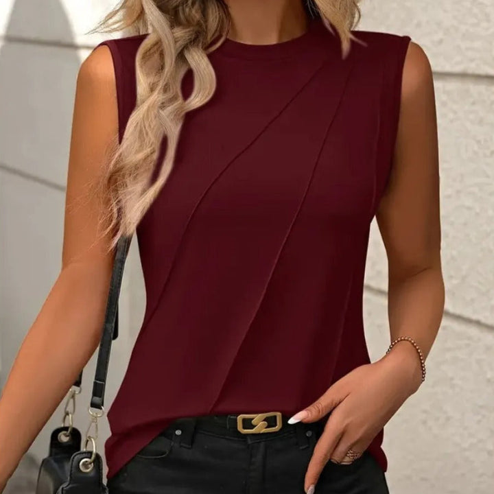 Vêtement femme sans manches col rond, style chic et polyvalent, essentiel pour une garde-robe estivale.