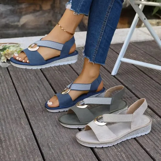 Paire de sandales femme peep-toe, style épuré, idéales pour l'été. Confortables avec une sangle ajustable. Chic et léger.