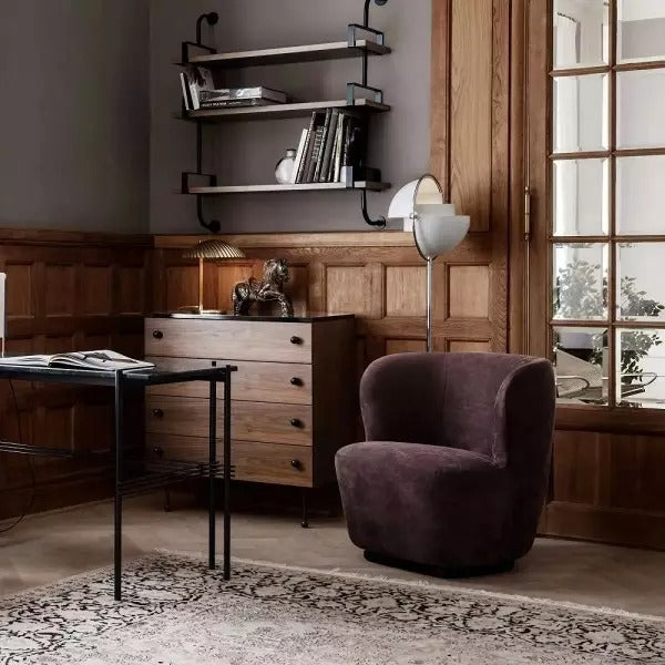 Lampadaire sculptural design, double éclairage ajustable, un luminaire intérieur moderne et élégant.