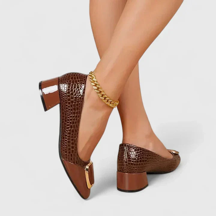 Vue rapprochée des mocassins Olyzabeth; semelle antidérapante offrant un soutien orthopédique pour le bien-être.