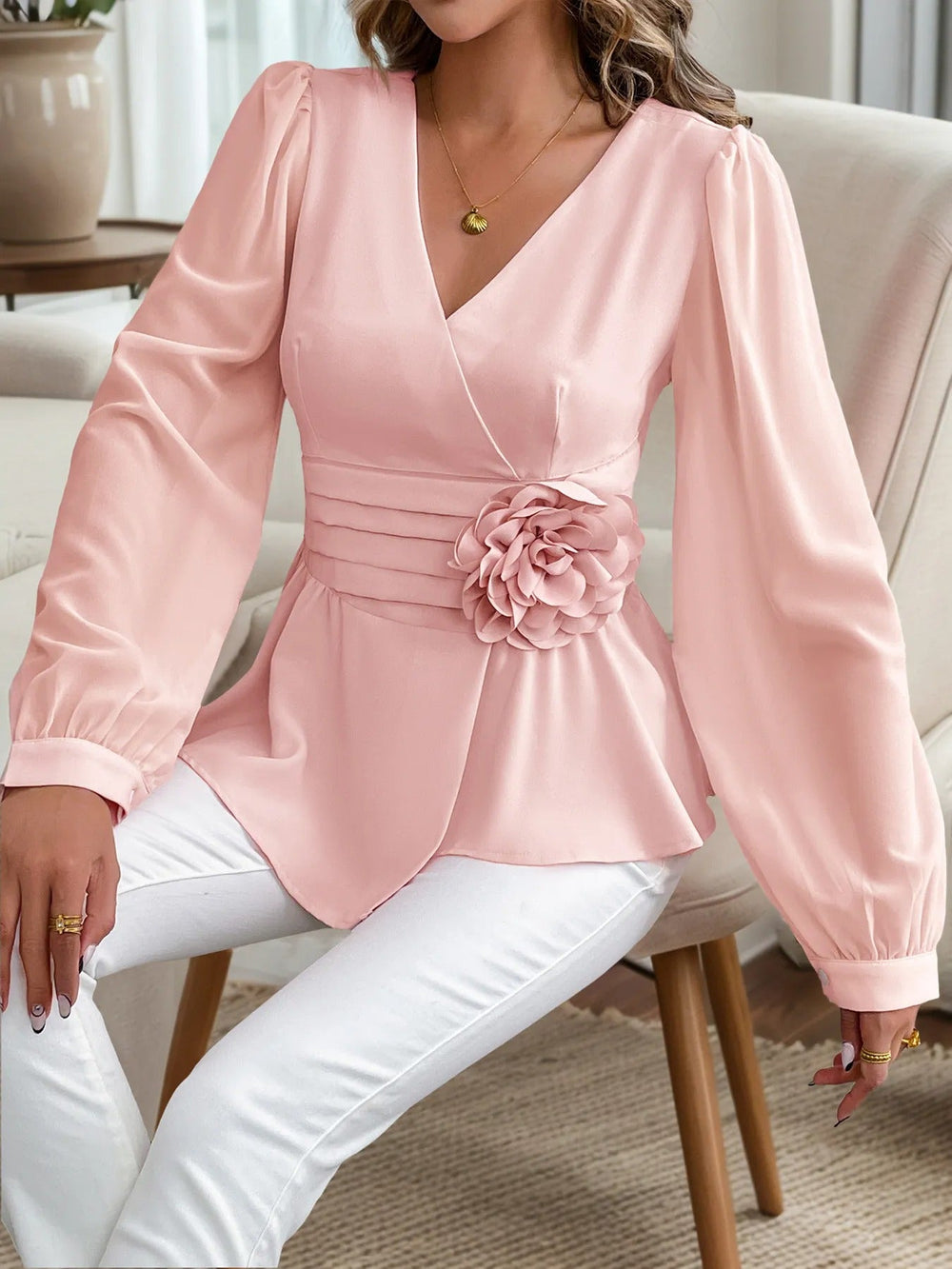 Haut péplum femme chic à fleurs 3D et manches bouffantes. Mode féminine élégante pour soirée ou bureau.