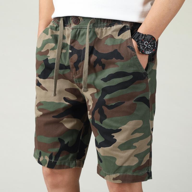 Short cargo homme camouflage pour un look décontracté et robuste. Idéal été, style militaire urbain.
