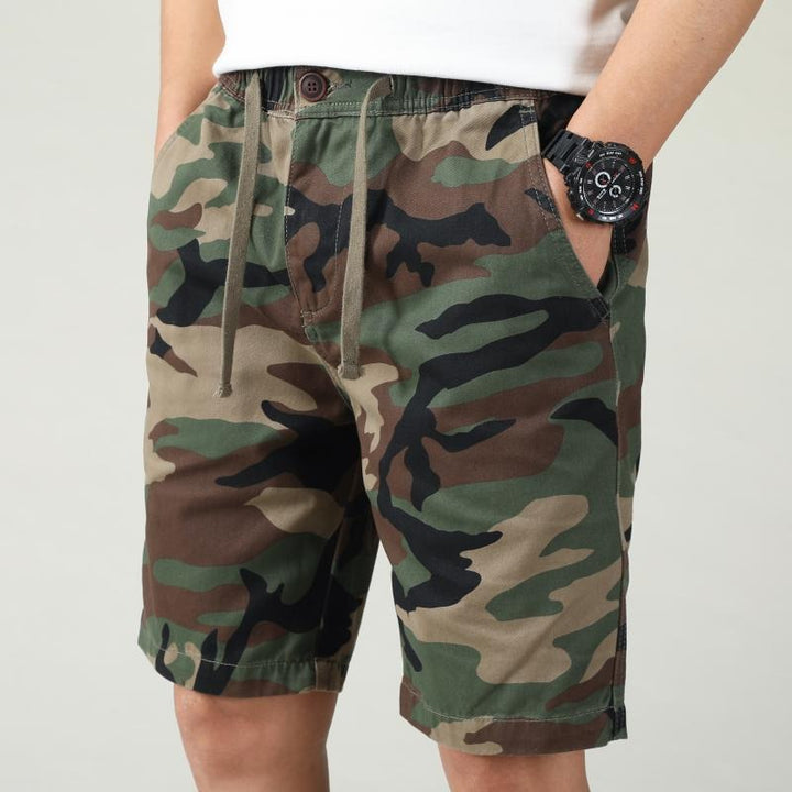 Short cargo homme camouflage pour un look décontracté et robuste. Idéal été, style militaire urbain.