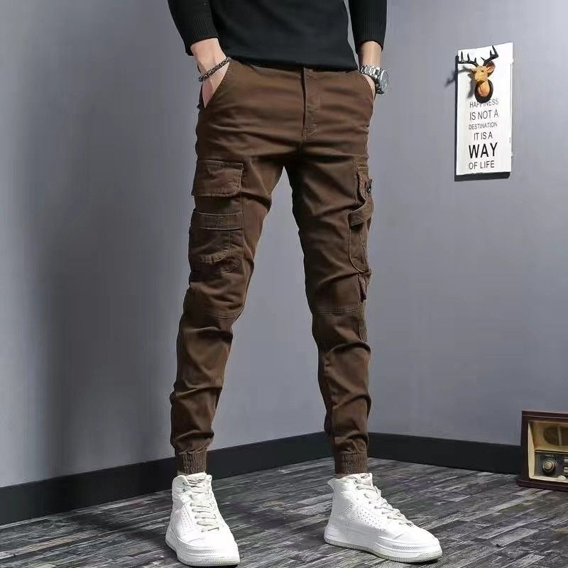 Pantalon cargo homme slim fit kaki avec poches latérales, style urbain décontracté moderne et polyvalent.