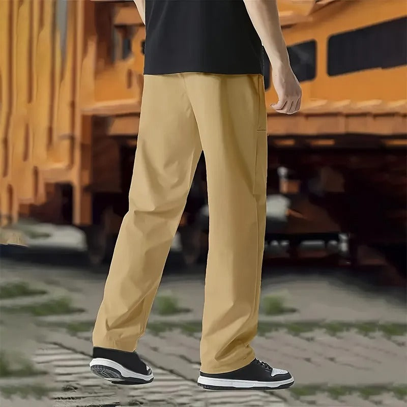 Pantalon décontracté homme coupe droite, tissu respirant pour l'été, idéal pour un look casual confortable.