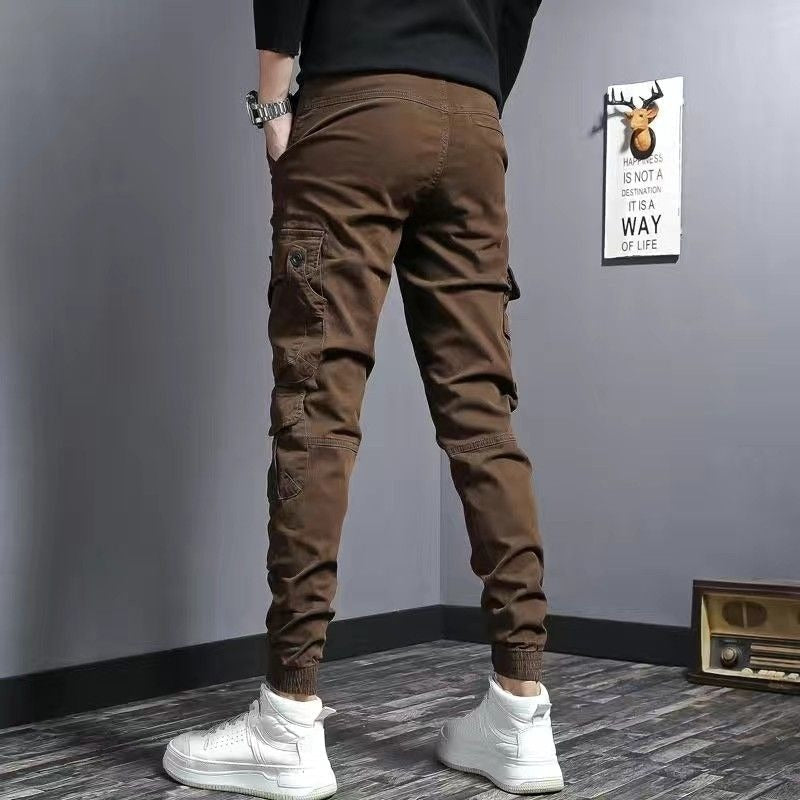 Détail des poches latérales d'un pantalon cargo homme slim fit. Vêtement masculin moderne et fonctionnel.