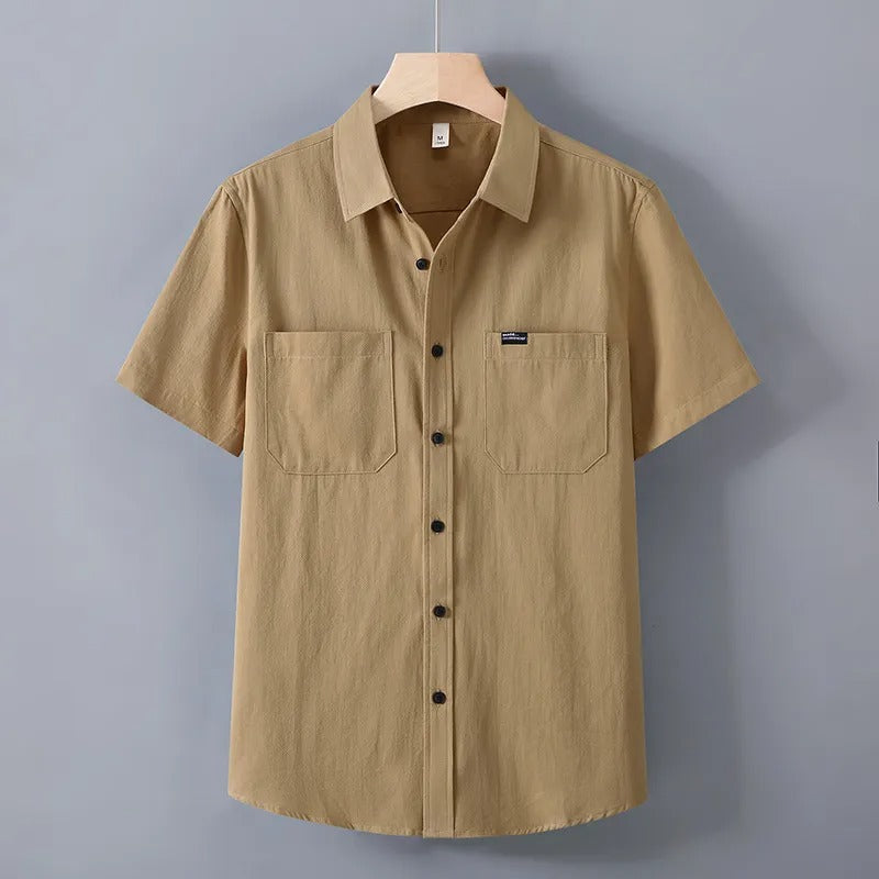 Chemise homme verte à manches courtes, style utilitaire décontracté, essentielle pour votre garde-robe d'été.