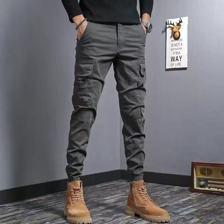 Pantalon cargo homme slim fit marron clair, un vêtement moderne et confortable avec poches fonctionnelles.