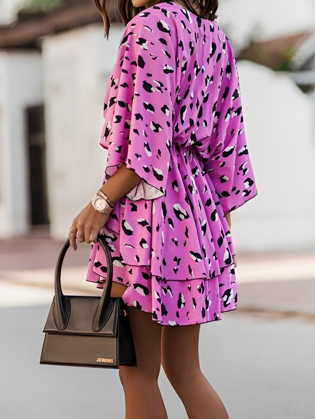 Mini-robe femme chic et moderne, idéale pour les vacances d'été. Tissu fluide pour confort estival.