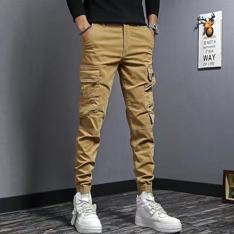 Look décontracté avec ce pantalon cargo homme slim fit bleu marine et ses poches latérales pratiques.