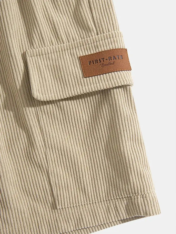 Short bermuda homme ajustable et confortable, parfait pour un look décontracté chic. Mode estivale et usage quotidien.