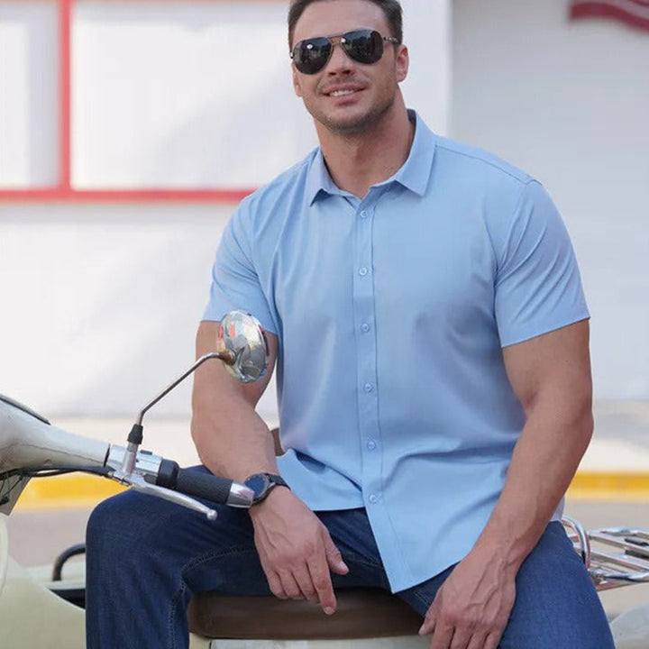 Haut homme décontracté et tendance, chemise à manches courtes bleu et blanc, idéale pour l'été et la mode masculine.
