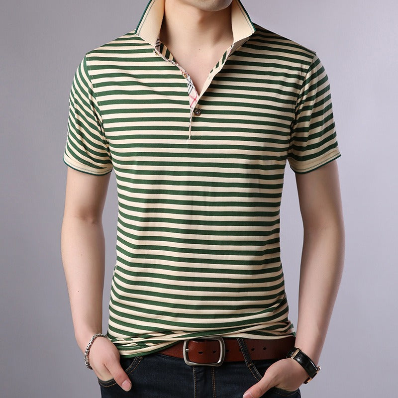Polo homme rayé, col ouvert décontracté. Parfait pour l'été, style élégant et confortable. Vêtement mode masculine.
