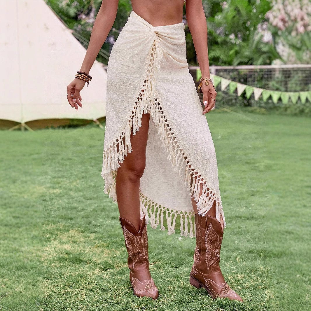 Jupe paréo asymétrique fluide et chic femme beige avec franges. Mode d'été tendance, idéale plage et festival.