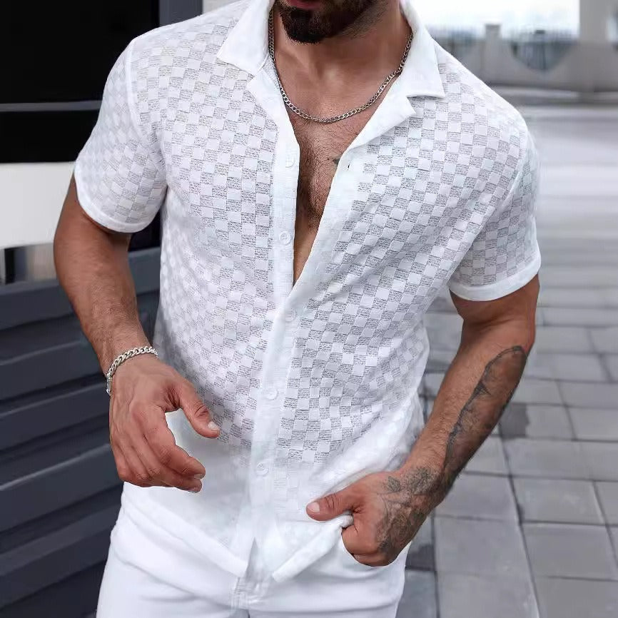 Chemise homme à manches courtes, transparente avec motif carreaux. Tissu léger, idéale pour une tenue d'été décontractée.