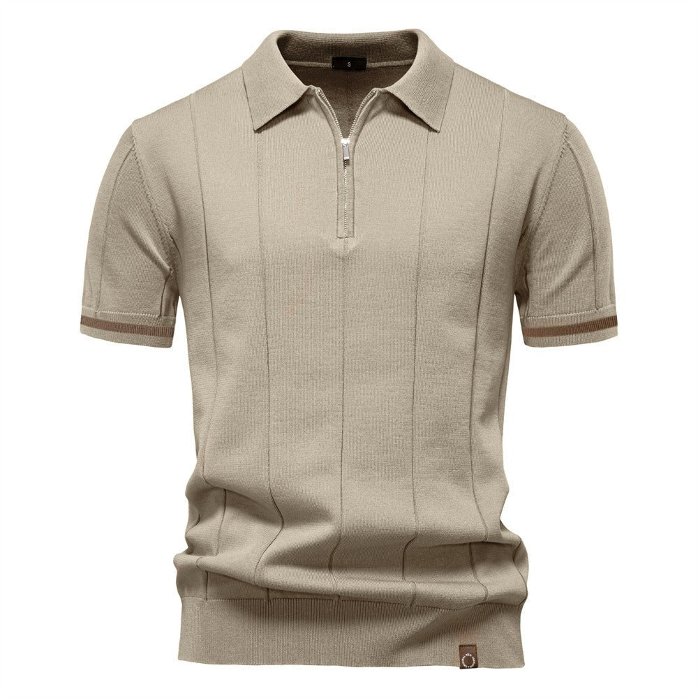 Polo homme zippé gris chiné, manches courtes, look mode masculine, idéal pour l'élégance estivale.