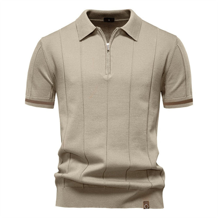 Polo homme zippé gris chiné, manches courtes, look mode masculine, idéal pour l'élégance estivale.