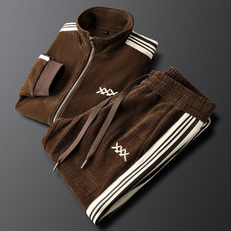 Vêtement sport et loisirs: survêtement homme moderne, veste zippée confortable et pantalon droit pour un look décontracté.