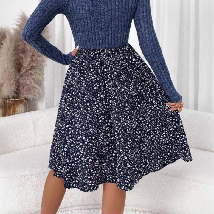 Jupe midi fleurie bleu marine, coupe évasée taille haute, style décontracté chic pour femmes.