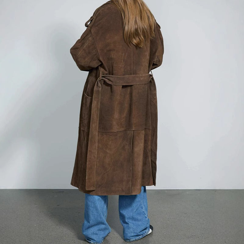 Mode femme: Manteau long marron chic et sophistiqué. Vêtement extérieur parfait pour les journées froides.