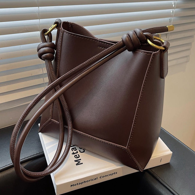 Sac à bandoulière minimaliste femme en cuir synthétique élégant, idéal pour le quotidien. Design moderne.