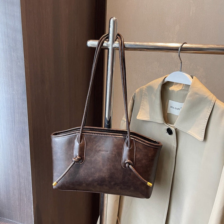 Sac à épaule femme classique en similicuir structuré, parfait pour un style chic au bureau ou en ville.