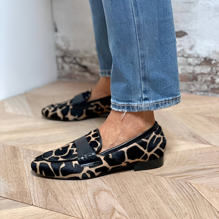 Mocassins à enfiler pour femme, motif animalier distingué. Chaussures élégantes pour un confort optimal.