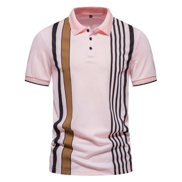 Polo homme tendance à rayures verticales. Vêtement décontracté chic pour un style masculin moderne.