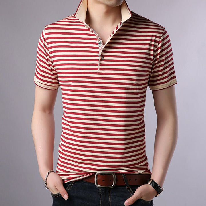 Polo homme rayé bleu et blanc, col ouvert moderne. Élégant et confortable pour l'été, mode masculine décontractée.