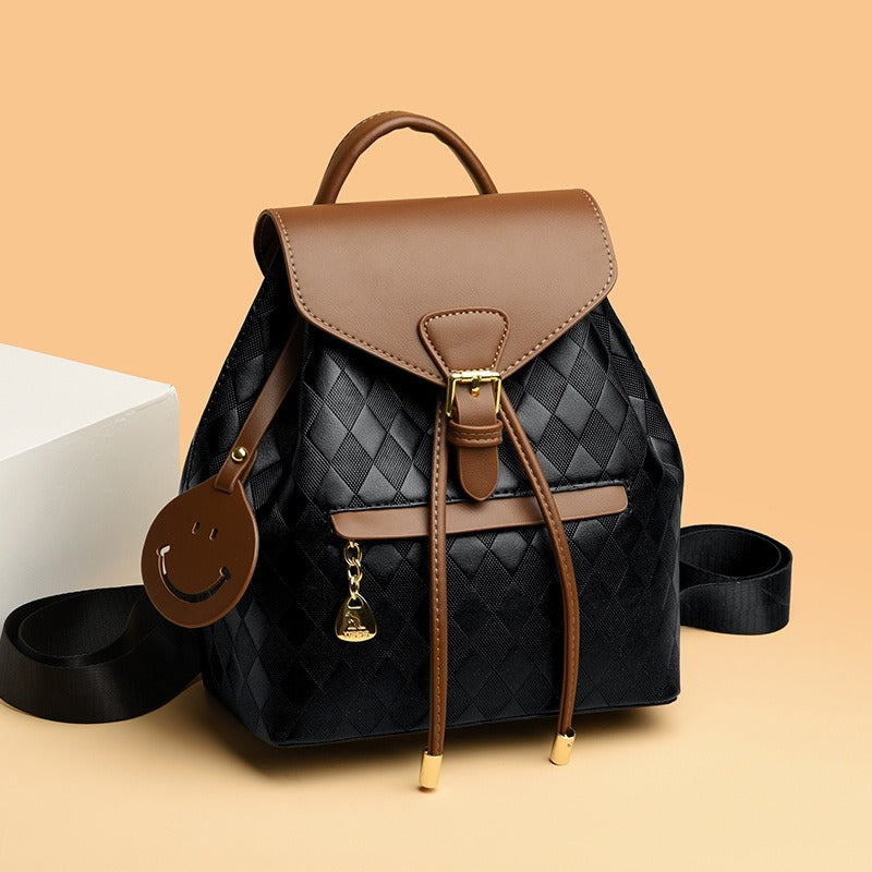 Sac à dos tressé bicolore pour femme en similicuir, style urbain élégant et moderne, idéal pour le quotidien.