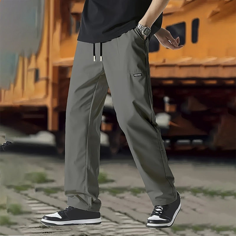 Vue arrière d'un pantalon droit homme décontracté bleu marine, confortable et versatile pour la mode masculine.
