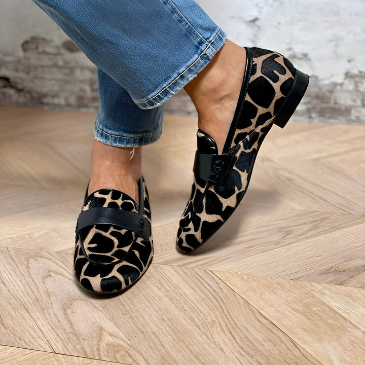 Tendance printemps-été : mocassins femme élégants avec motif animal. Style raffiné et confort assuré.