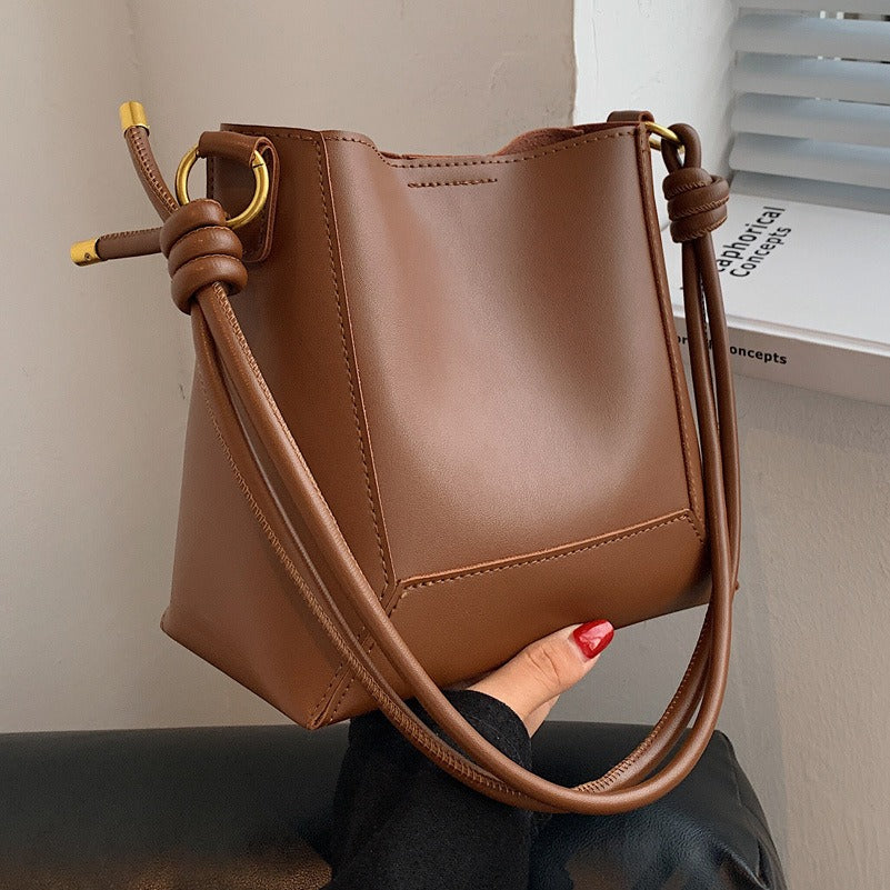 Design épuré pour ce sac à bandoulière minimaliste en cuir synthétique, accessoire mode chic pour femme.