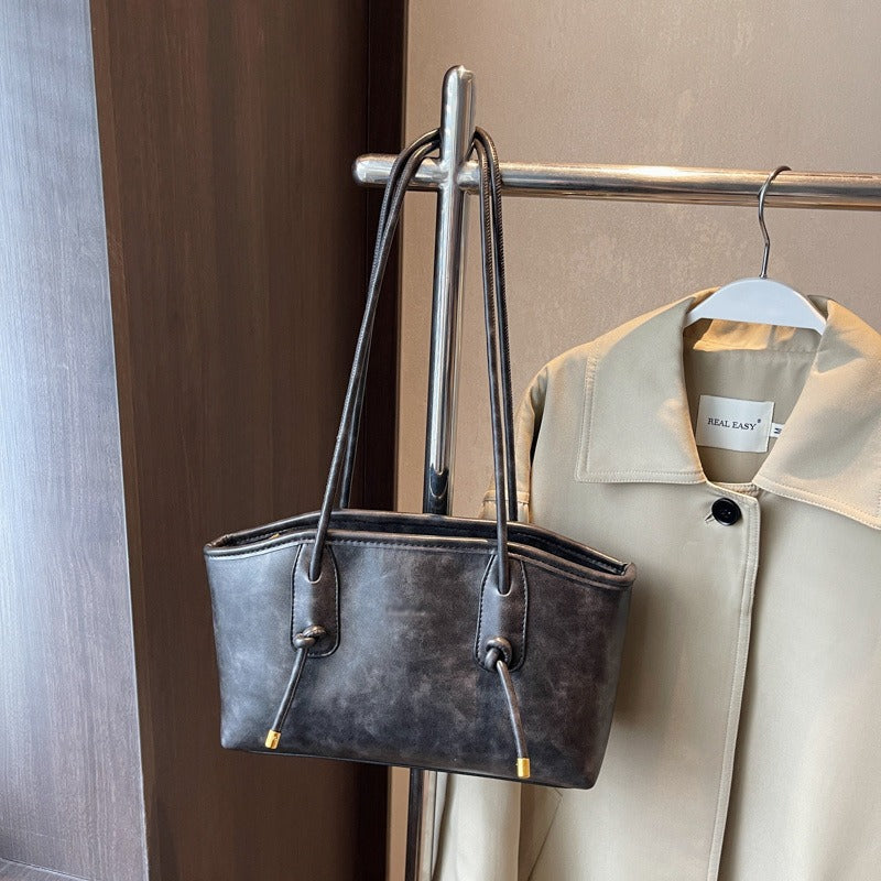 Accessoire mode femme: sac structuré en cuir synthétique, bandoulière, pour un style élégant et moderne.