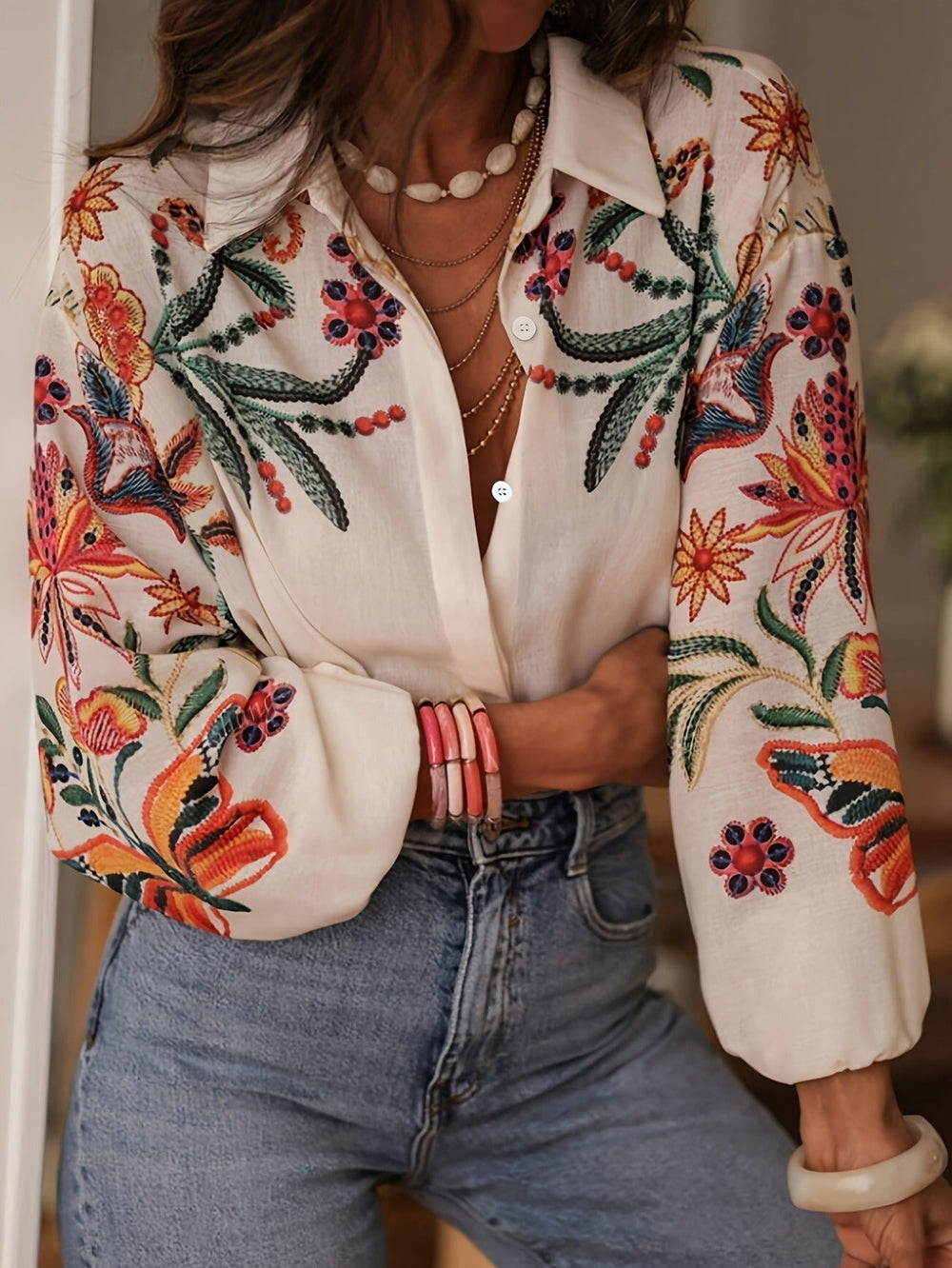 Blouse tunique féminine élégante à manches longues, motifs floraux brodés pour un style bohème chic estival.