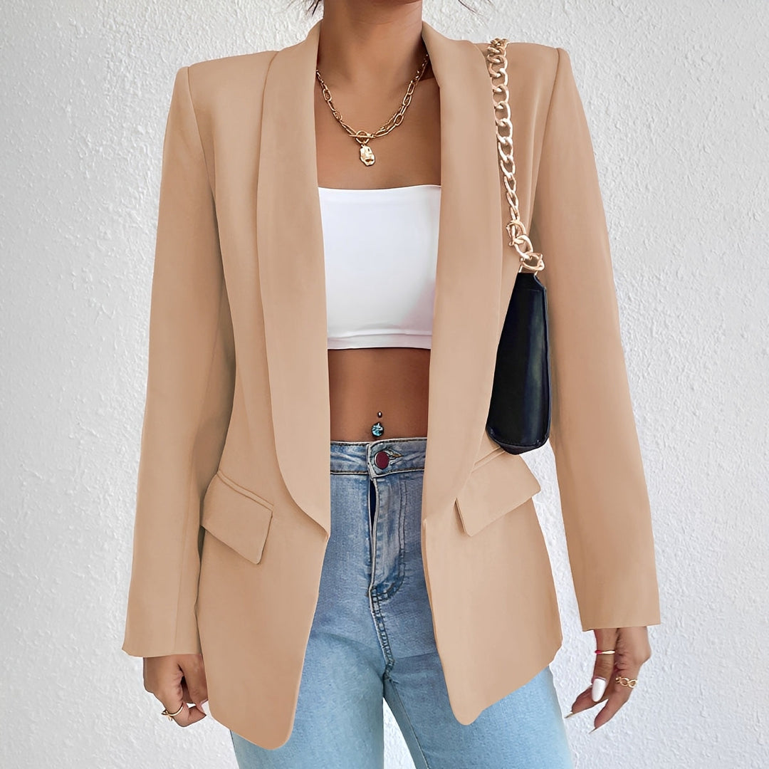 Blazer femme professionnel, coupe ajustée, détails raffinés. Parfait pour le bureau, élégant et moderne.