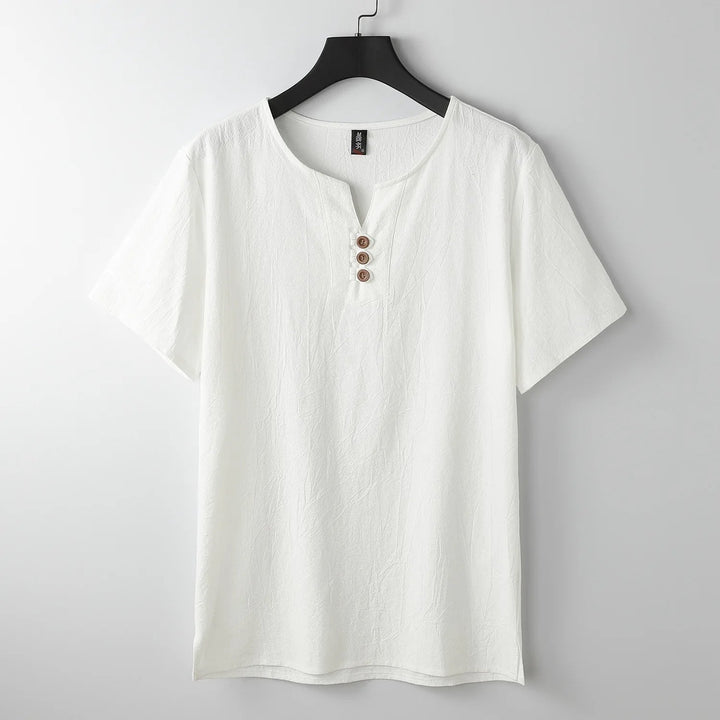 T-shirt Henley homme estival, léger et respirant, pour un look casual boutonné élégant et confortable.