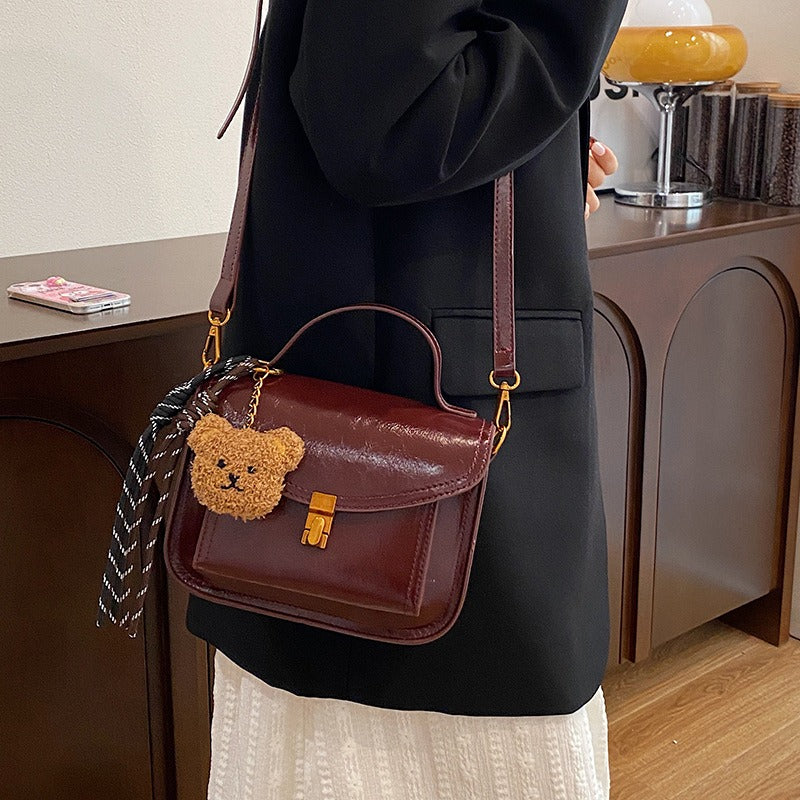 Sac femme élégant vin, en cuir synthétique structuré. Parfait pour un look chic et tendance.