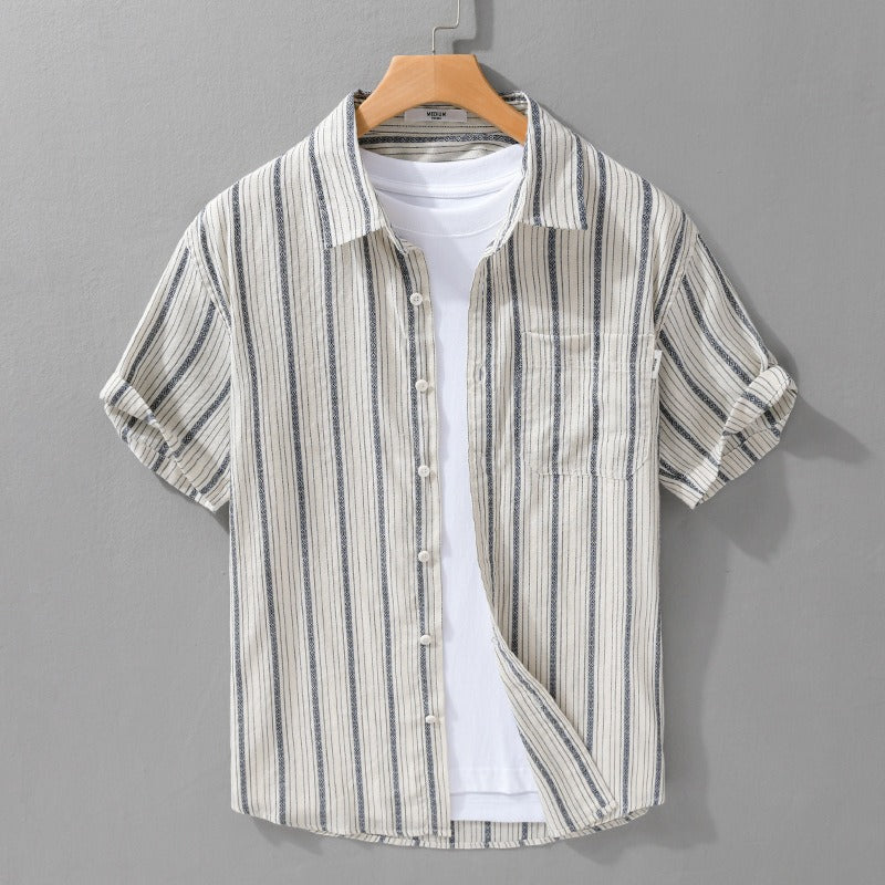 Chemise homme décontractée à manches courtes pour l'été, motif rayé. Idéale pour plage, voyage, confort et légèreté.