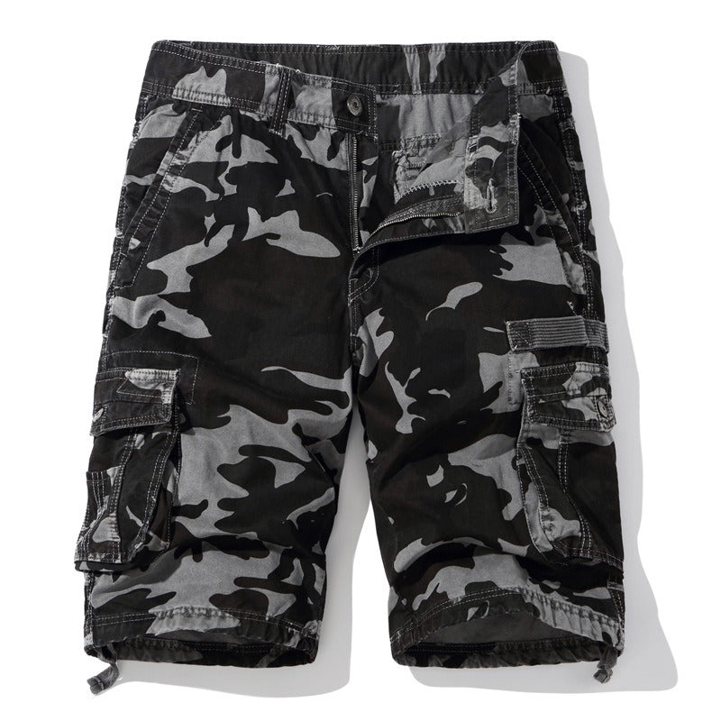 Short cargo camouflage homme stylé, parfait pour la mode urbaine estivale avec ses poches pratiques.