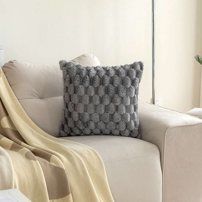 Housse de coussin décorative en velours. Sublimez votre canapé ou chaise avec son style moderne.