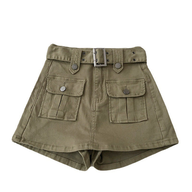 Short cargo vert kaki pour femme, taille haute, style décontracté chic et pratique pour l'été.