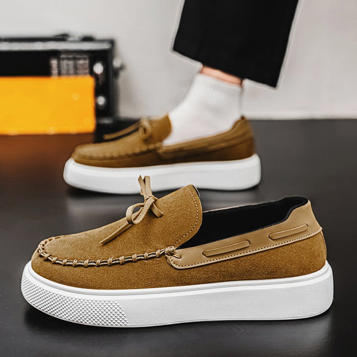 Mocassins hommes polyvalents, élégants et confortables, avec semelle blanche distinctive. Parfaits pour la ville.