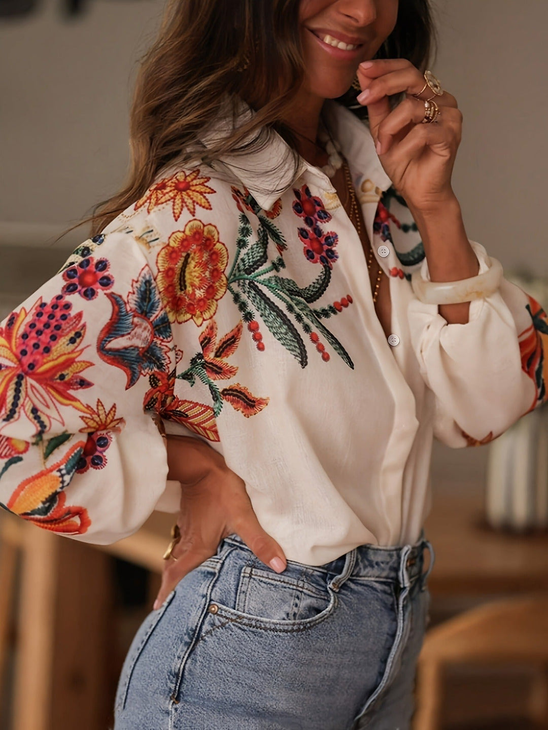 Blouse féminine chic avec broderies florales, coupe élégante pour un style bohème moderne. Parfait pour l'été.